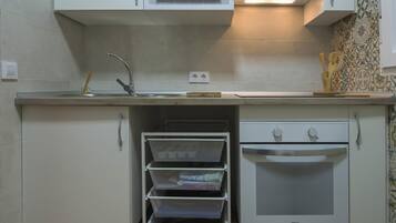 Frigorífico, microondas, horno y cafetera o tetera