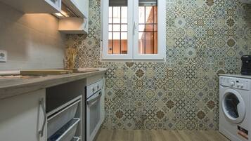 Frigorífico, microondas, horno y cafetera o tetera