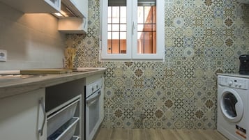 Fridge, microwave, oven, coffee/tea maker