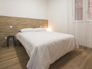 2 bedrooms, iron/ironing board, internet, bed sheets