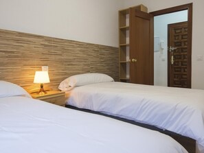 2 bedrooms, iron/ironing board, internet, bed sheets