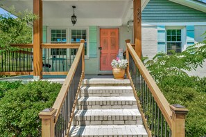 Exterior detail - Bright & Cheery Bungalow - Mins to Downtwn Fort Mill (Fort Mill)