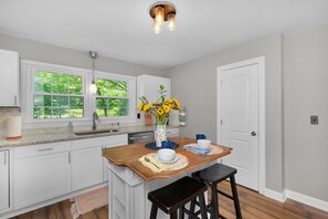 Fridge, microwave, oven, stovetop - Bright & Cheery Bungalow - Mins to Downtwn Fort Mill (Fort Mill)