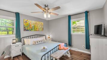 3 slaapkamers, een bureau, een strijkplank/strijkijzer, reisbedje