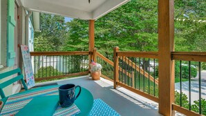 A covered outdoor seating area with a table, chairs, and a potted plant. - Bright & Cheery Bungalow - Mins to Downtwn Fort Mill (Fort Mill)