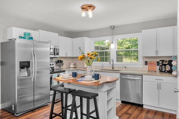 Fridge, microwave, oven, stovetop - Bright & Cheery Bungalow - Mins to Downtwn Fort Mill (Fort Mill)