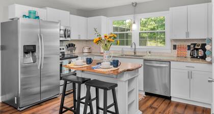 Bright & Cheery Bungalow - Mins to Downtwn Fort Mill