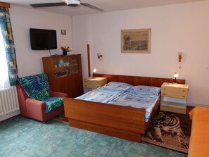 2 bedrooms - Beautiful private villa for 8 people with TV and pets allowed (Sobeslav)