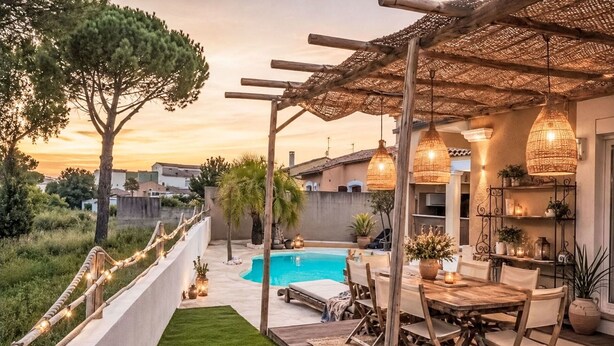 Uma área à beira da piscina com pérgola, mobiliário de exterior e vista para a paisagem envolvente.