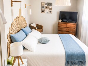 A neatly arranged bedroom with a bed, bedside lamps, a television, and a wall art piece. - Beautiful private villa for 6 guests with private pool, WIFI, A/C, TV and terrace (Thézan-lès-béziers)
