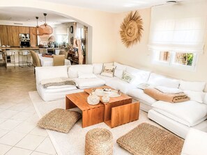 TV - Beautiful private villa for 6 guests with private pool, WIFI, A/C, TV and terrace (Thézan-lès-béziers)