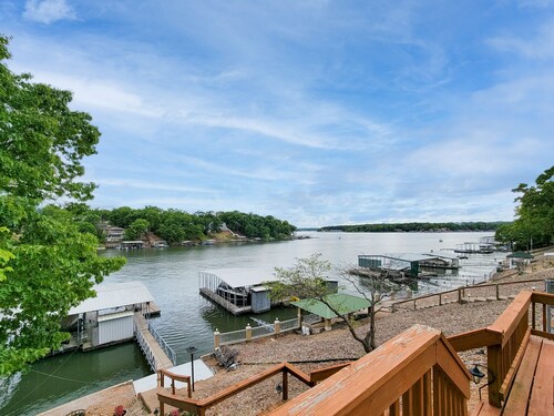 Sunset Retreat - A Classic Family Lakehouse