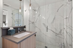 Combined shower/tub, hair dryer, towels