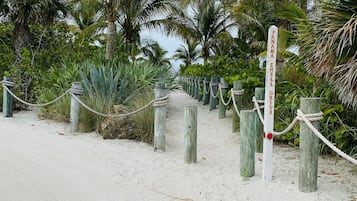 靠近海滩、沙滩椅、沙滩毛巾