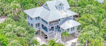 Fully renovated Luxury House pool! HUGE 5 BD 5 BA 9 bed! Sleeps 16! 2 golf carts