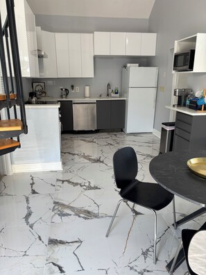 Fridge, microwave, oven, stovetop - "Beachfront Bliss! 10% Off Week-Long or 15% Off Monthly Stays at Indian Rocks" (Indian Rocks Beach)