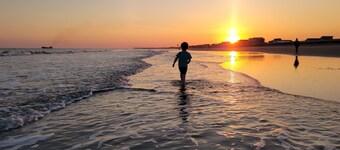 Sea 2 Sea - 4 Bdrm w/ Pool and New Patio - 1 Minute Walk to Beach