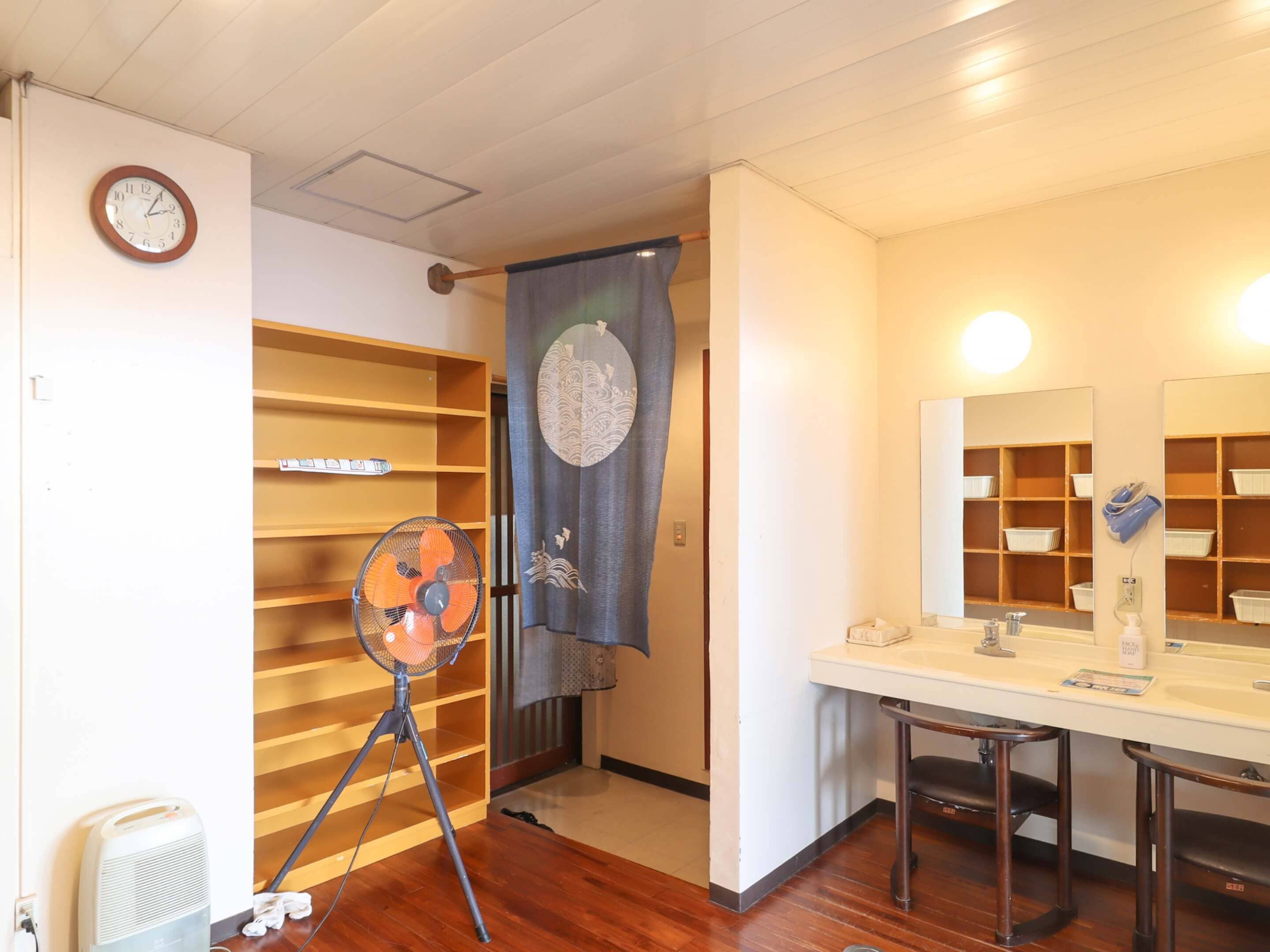 combined shower/bathtub, free toiletries, hair dryer, slippers