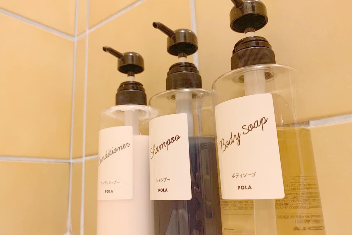 combined shower/bathtub, free toiletries, hair dryer, slippers