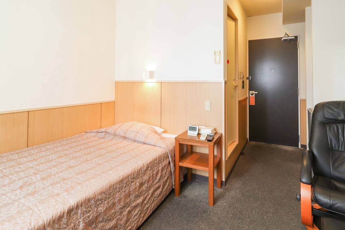 华丽单人房, 吸烟房 | 客房内保险箱、免费 WiFi、床单