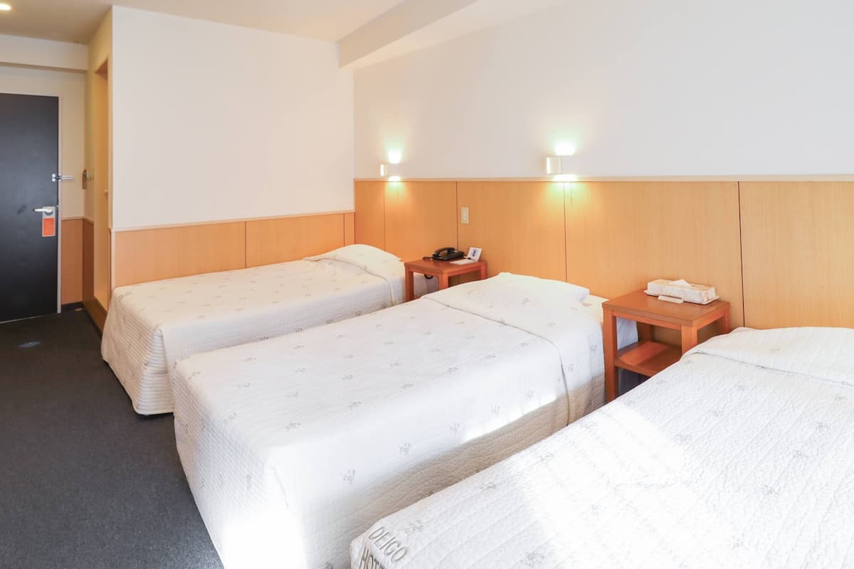 三人房, 吸烟房 | 客房内保险箱、免费 WiFi、床单