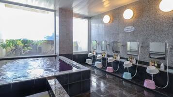 Combined shower/bathtub, free toiletries, hair dryer, slippers