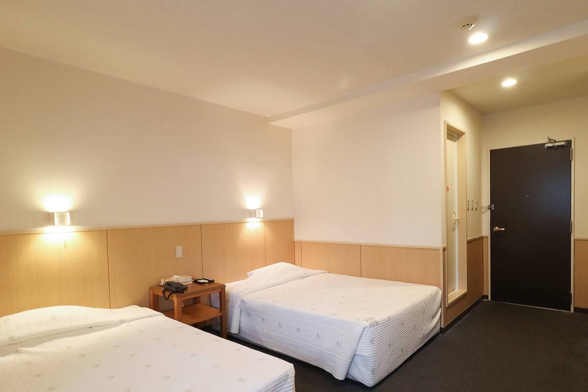 双床房, 吸烟房 | 客房内保险箱、免费 WiFi、床单