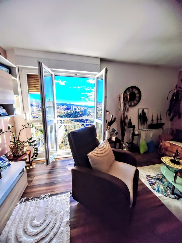 TV, stereo - Apartment Sleeps 2 with Stunning Views (Rijeka)