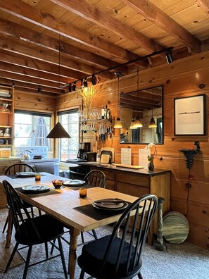 Dining - Falcon's Rest - Amazing Summer Cabin - Great Deck - Near Hiking/Biking Trails (Carnelian Bay)