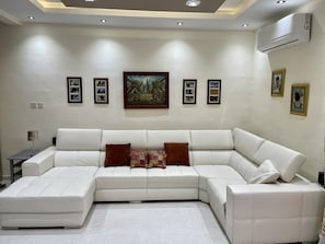 TV, stereo - Sunrise Apt near beach SmartTV & Netflix (Birzebbuga)
