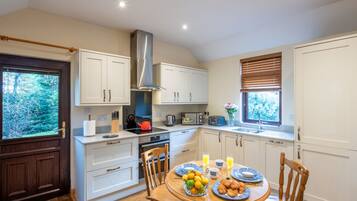 Refrigerador, microondas, horno, utensilios de cocina