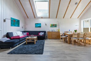 Ein modernes Wohnzimmer mit einer Couch, einem Couchtisch und einem Essbereich.