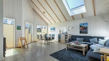 Tv, eldstad, tv-spel och en stereo