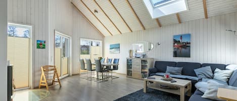 Televisor, llar de foc, videojocs i estèreo