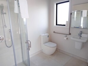 Douche, sĂšche-cheveux, serviettes fournies
