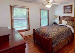 4 makuuhuonetta, silitysrauta/-lauta, ilmainen Wi-Fi, vuodevaatteet