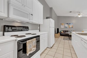 冷蔵庫、電子レンジ、オーブン、コンロ