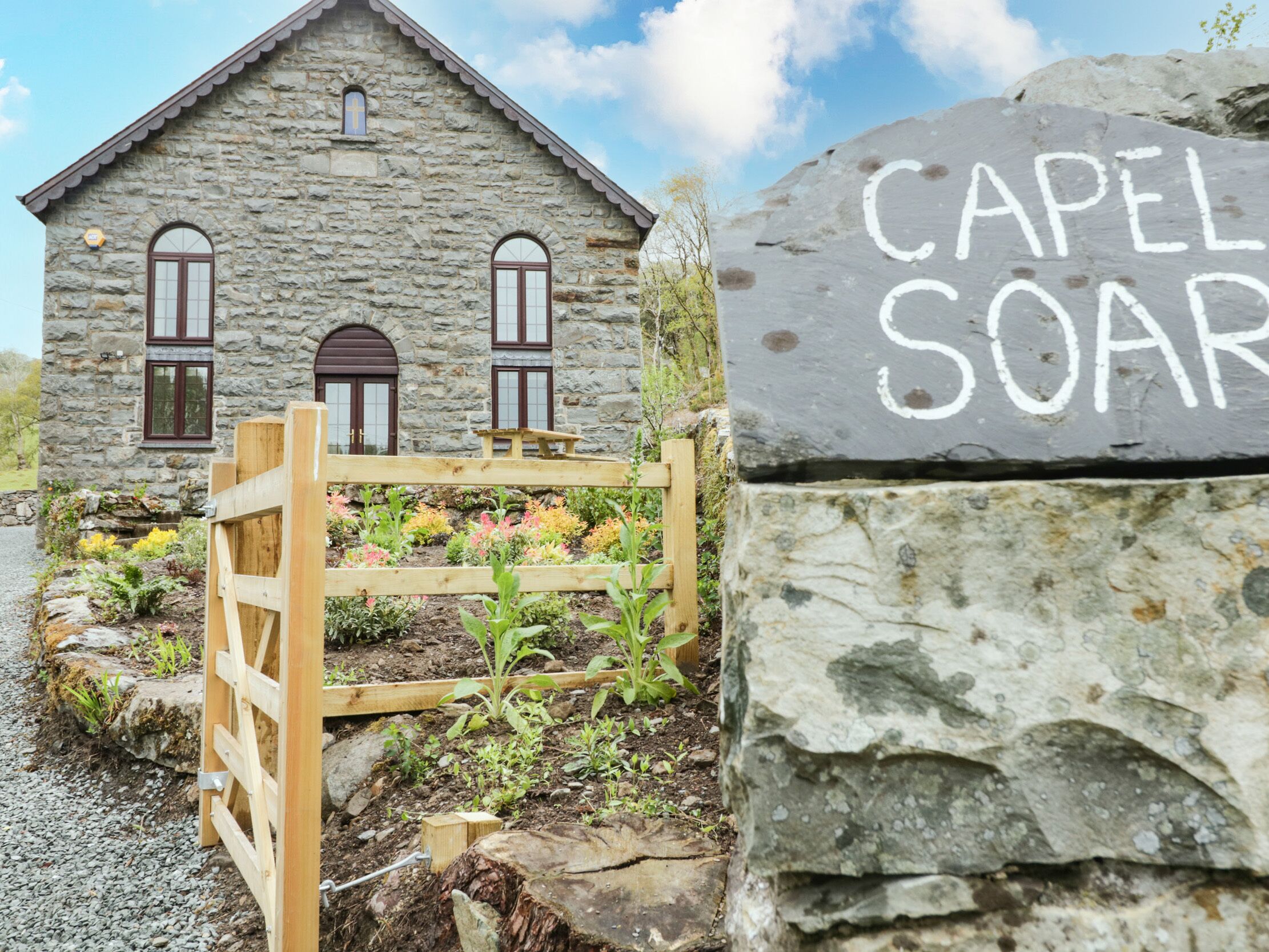 CAPEL SOAR, character holiday cottage, with open fire in Dolgellau