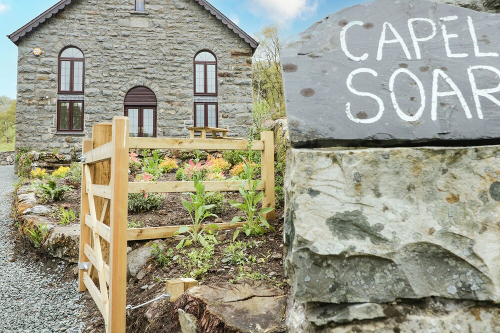 CAPEL SOAR, character holiday cottage, with open fire in Dolgellau