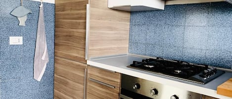 Refrigerador, microondas, lavavajillas y cafetera y tetera