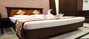 In-room safe, desk, bed sheets