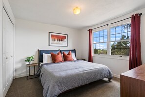 4 عدّة غرف نوم ومكواة/لوح كي وواي فاي وملاءات أسرّة