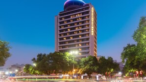 A tall hotel with multiple floors and a distinctive dome-shaped top. - Foshan Xinxuangong Hotel  (Foshan)