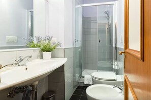 Douche, sĂšche-cheveux, bidet, serviettes fournies