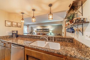 Interior - Walk to Ski, Near Canyon Lodge, Quiet Getaway 512 (Mammoth Lakes)