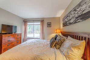 1 bedroom, iron/ironing board, free WiFi, bed sheets - Walk to Ski, Near Canyon Lodge, Quiet Getaway 512 (Mammoth Lakes)