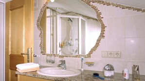 Ducha, secador de pelo y toallas
