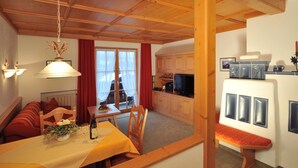 Interior - Zwei-raum-ferienwohnung 48qm, Dusche/wc, Extra-schlafzimmer, Küche, Balkon (Reit im Winkl)
