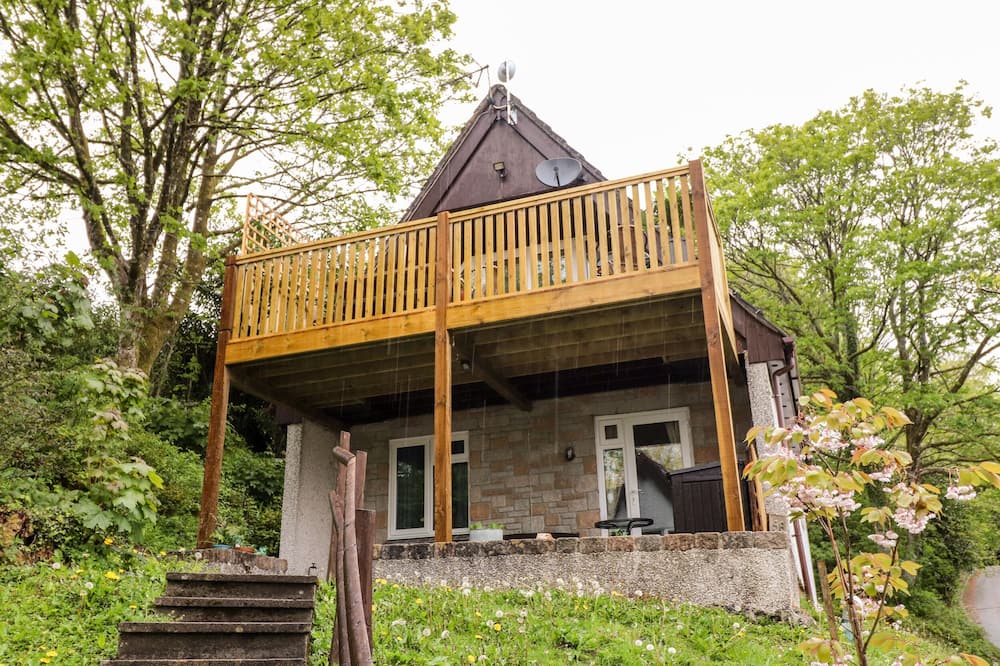 VALLEY LODGE 56, pet friendly, country holiday cottage in Callington