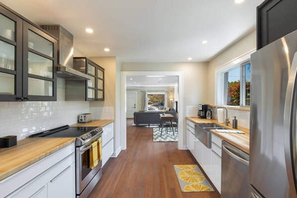 Refrigerador, microondas, lavavajillas, cafetera/tetera